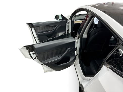 Certified 2021 Tesla Model Y Long Range AWD/4WD image 10