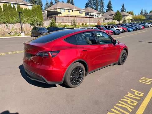 Used 2024 Tesla Model Y Long Range AWD/4WD image 4