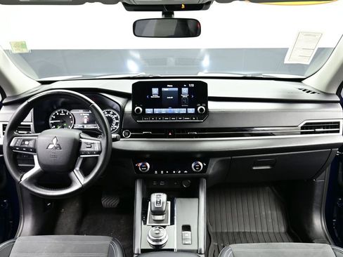 Used 2024 Mitsubishi Outlander SE image 2