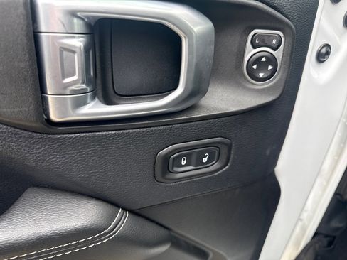 Used 2019 Jeep Wrangler Unlimited Sahara w/ Dual Top Group AWD/4WD image 19
