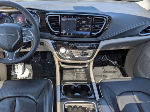 Used 2023 Chrysler Pacifica Limited image 19