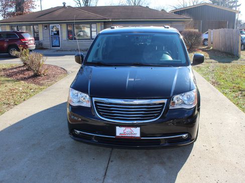 Used 2016 Chrysler Town & Country Touring w/ Driver Convenience Group image 4