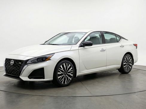 Used 2025 Nissan Altima 2.5 SV image 3
