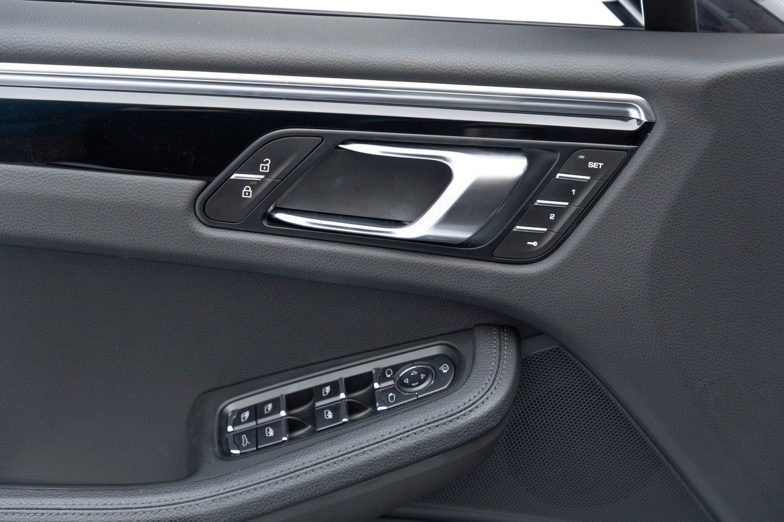 Certified 2024 Porsche Macan AWD/4WD image 18