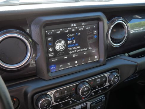 Used 2021 Jeep Wrangler Unlimited Sahara AWD/4WD image 22
