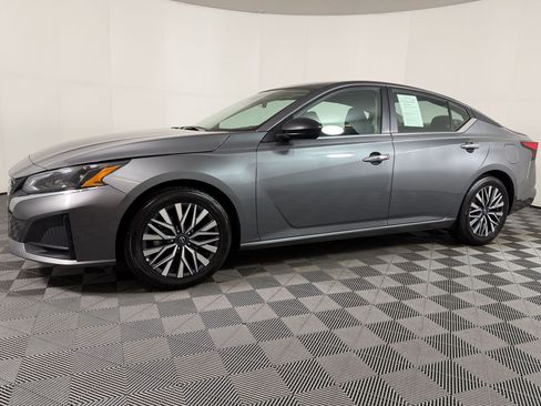 Used 2025 Nissan Altima 2.5 SV FWD image 23