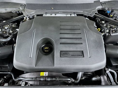 Used 2025 Land Rover Discovery Dynamic SE AWD/4WD image 13
