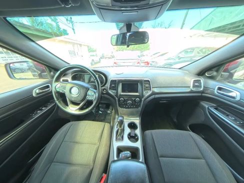 Used 2018 Jeep Grand Cherokee Laredo RWD image 25