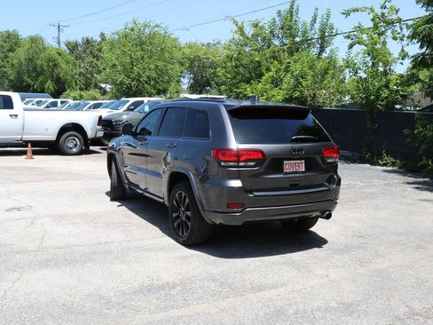 Used 2017 Jeep Grand Cherokee Altitude RWD image 3