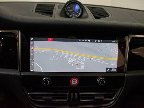 Certified 2025 Porsche Macan image 28