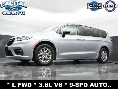 Used 2023 Chrysler Pacifica Touring-L FWD image 22