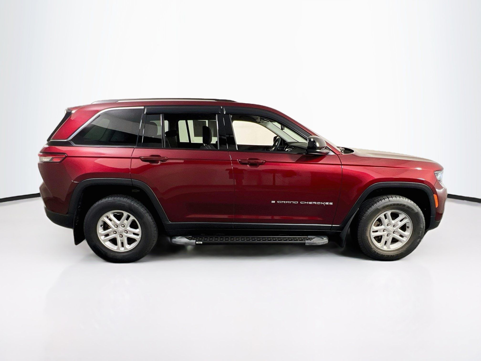 Used 2023 Jeep Grand Cherokee Laredo w/ Luxury Tech Group I AWD/4WD image 4