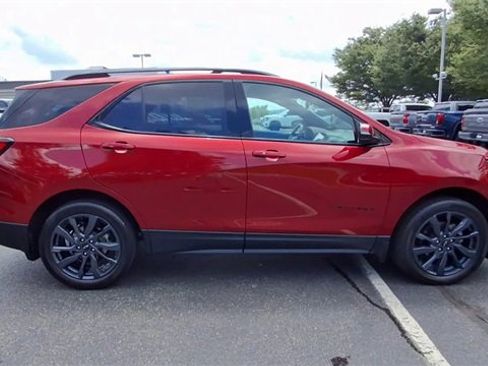Certified 2022 Chevrolet Equinox RS w/ Infotainment Package image 9