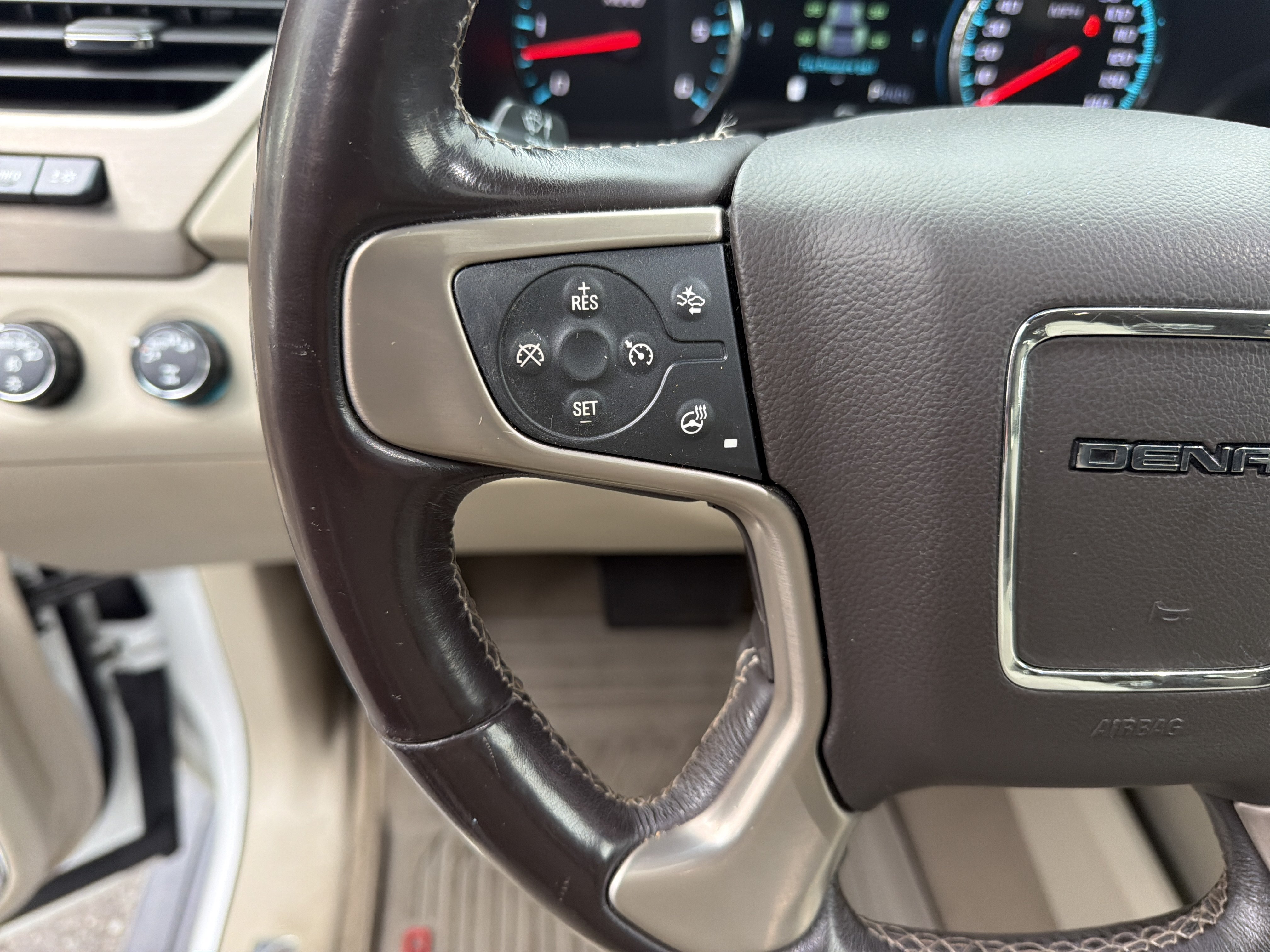 Used 2020 GMC Yukon XL Denali w/ Denali Ultimate Package AWD/4WD image 19