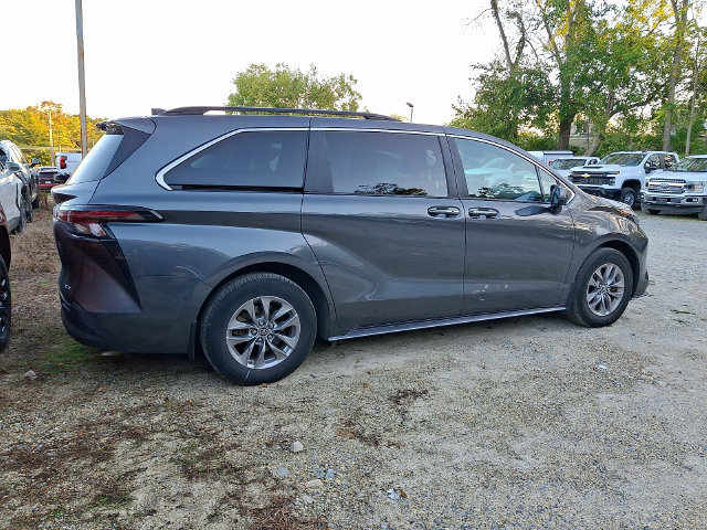 Used 2025 Toyota Sienna XLE AWD/4WD image 6