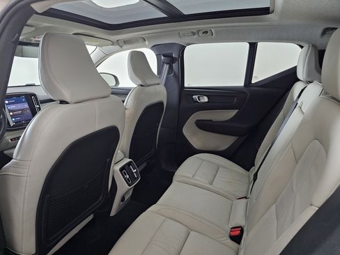 Used 2023 Volvo XC40 B5 Plus image 19