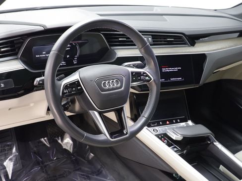 Used 2024 Audi Q8 e-tron Premium Plus w/ Premium Plus Package image 7