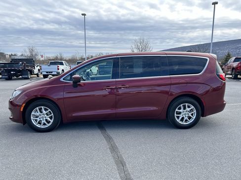 Used 2023 Chrysler Voyager LX image 4