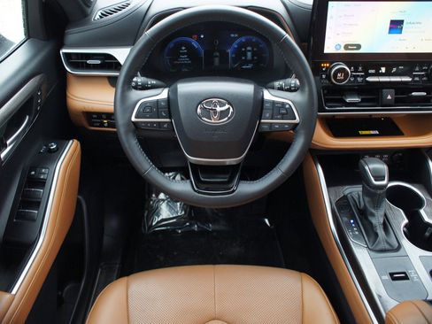 Used 2025 Toyota Highlander Platinum image 5