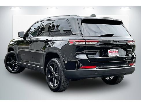 Used 2022 Jeep Grand Cherokee Altitude AWD/4WD image 12