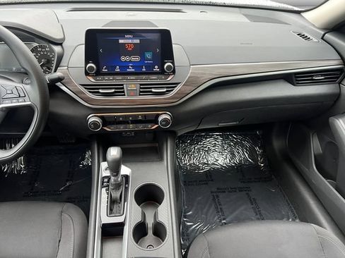 Used 2025 Nissan Altima 2.5 SV FWD image 15
