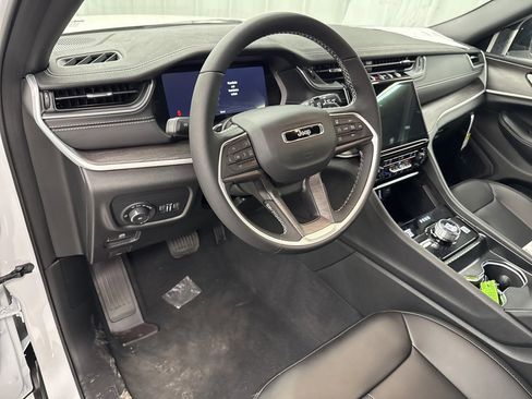 Used 2025 Jeep Grand Cherokee L Limited w/ Black Appearance Package image 17