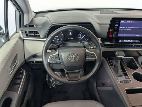 Used 2024 Toyota Sienna XLE FWD image 37