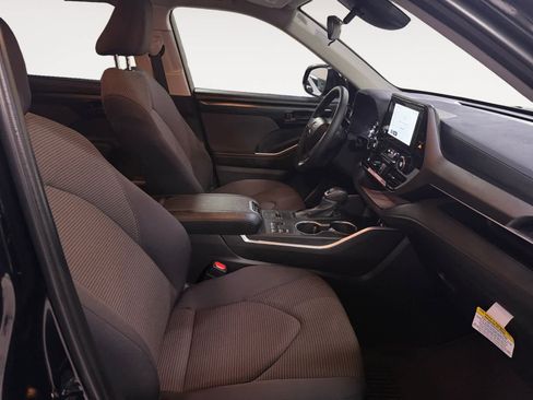 Used 2025 Toyota Highlander LE image 19
