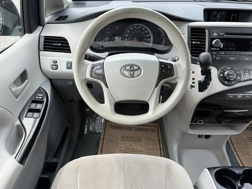 Used 2014 Toyota Sienna LE AWD/4WD image 28
