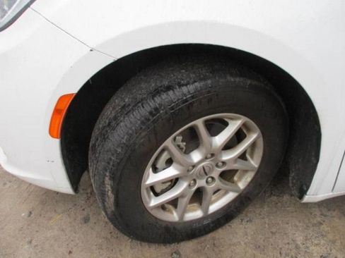 Used 2024 Chrysler Pacifica Touring-L image 8