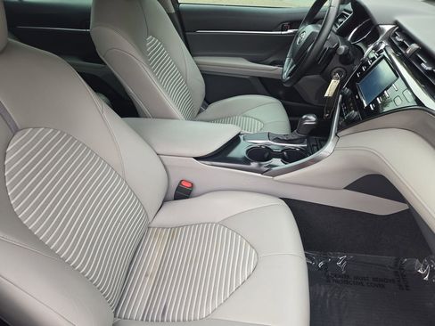 Used 2020 Toyota Camry SE w/ Carpet Mat Package FWD image 10