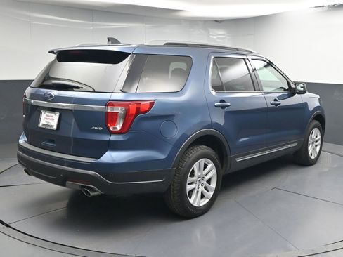 Used 2018 Ford Explorer XLT AWD/4WD image 7