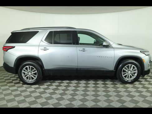 Used 2023 Chevrolet Traverse LT image 2