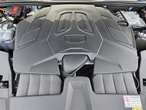 Certified 2024 Porsche Cayenne Coupe image 30