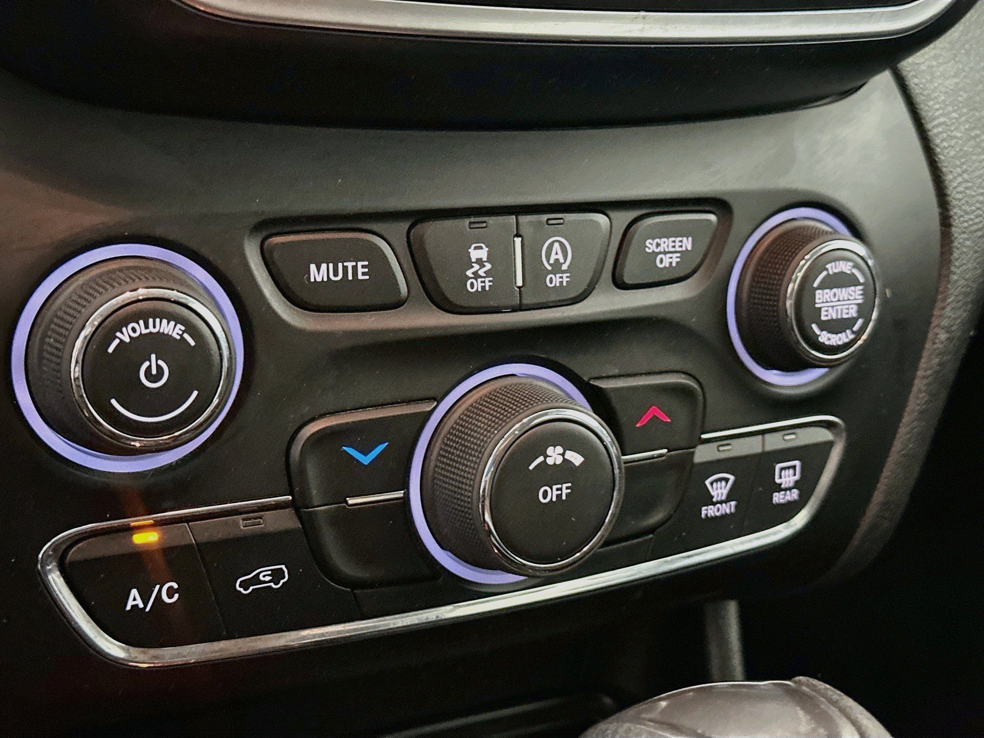 Used 2019 Jeep Cherokee Latitude w/ Popular Appearance Group FWD image 22