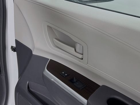 Used 2024 Toyota Sienna LE image 32