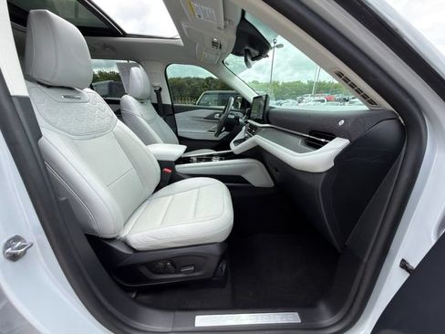 Used 2025 Ford Explorer Platinum w/ Ultimate Package AWD/4WD image 9