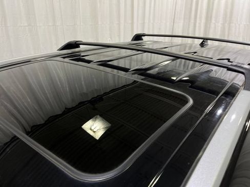 Used 2022 Toyota Highlander XLE AWD/4WD image 25