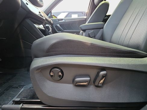 Used 2024 Volkswagen Tiguan SE R-Line FWD image 30