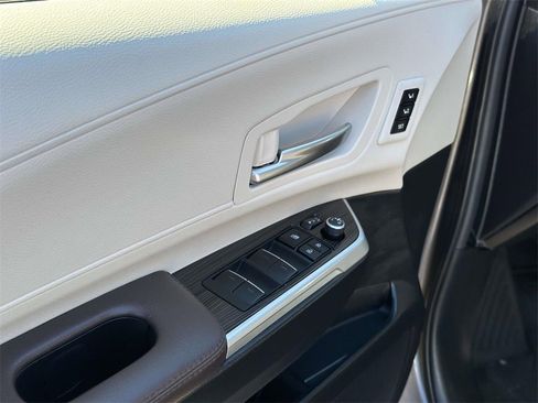Certified 2023 Toyota Sienna Platinum image 19