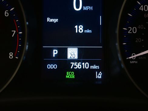 Used 2021 Toyota C-HR XLE FWD image 24