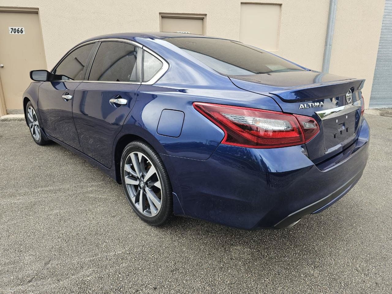 Used 2017 Nissan Altima 2.5 SR FWD image 2