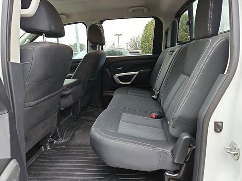 Used 2018 Nissan Titan SV image 11