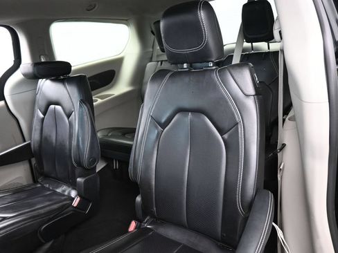Used 2023 Chrysler Pacifica Touring-L FWD image 29