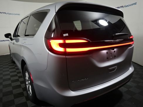 New 2026 Chrysler Pacifica Select image 9
