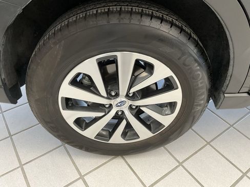 Used 2025 Subaru Outback Premium w/ Popular Package #1A image 7