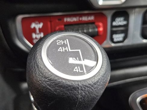 Used 2024 Jeep Gladiator Rubicon AWD/4WD image 27