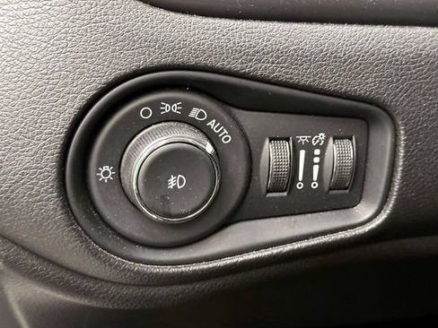 Used 2017 Jeep Renegade Trailhawk AWD/4WD image 18