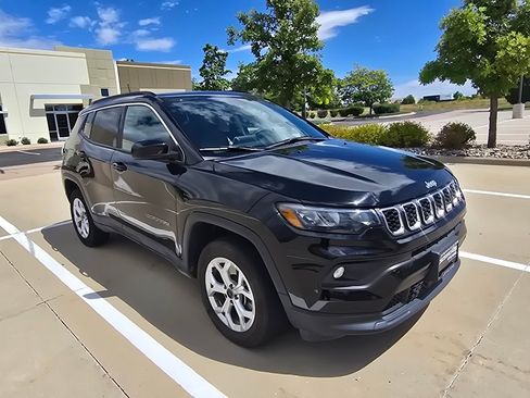 Used 2025 Jeep Compass Latitude w/ Sun & Sound Group AWD/4WD image 8