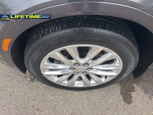 Used 2017 Cadillac XT5 Platinum w/ Driver Assist Package image 2